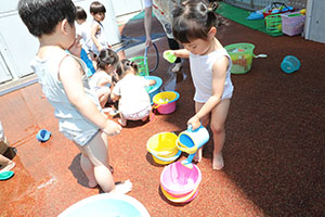 キッズガーデンで水遊び　ぺんぎん