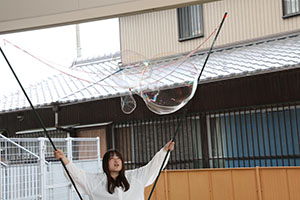 カードめくり競争とシャボン玉　ばら・すみれ