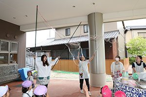 カードめくり競争とシャボン玉　ばら・すみれ