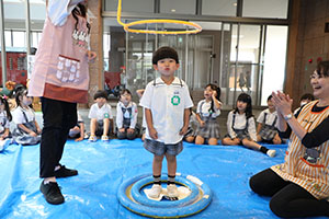 人が入れる巨大シャボン玉に挑戦　A