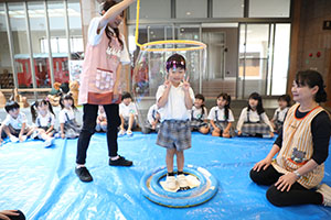 人が入れる巨大シャボン玉に挑戦　A