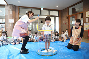 人が入れる巨大シャボン玉に挑戦　A