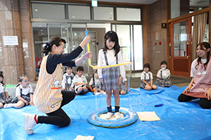 人が入れる巨大シャボン玉に挑戦　A