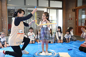 人が入れる巨大シャボン玉に挑戦　A