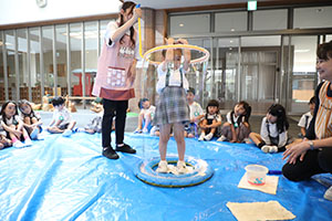 人が入れる巨大シャボン玉に挑戦　A