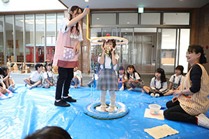 人が入れる巨大シャボン玉に挑戦　A
