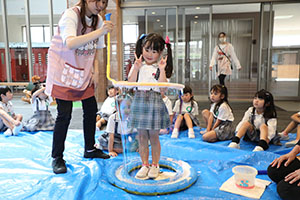 人が入れる巨大シャボン玉に挑戦　A