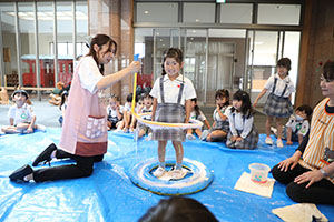 人が入れる巨大シャボン玉に挑戦　A