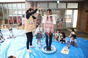 人が入れる巨大シャボン玉に挑戦　A