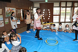 人が入れる巨大シャボン玉に挑戦　A