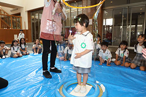 人が入れる巨大シャボン玉に挑戦　A