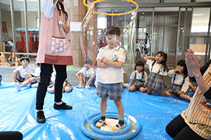 人が入れる巨大シャボン玉に挑戦　A