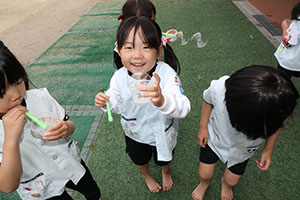 人が入れるシャボン玉に挑戦！　C・E