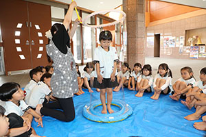 人が入れるシャボン玉に挑戦！　C・E
