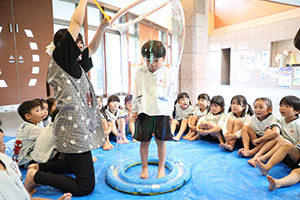 人が入れるシャボン玉に挑戦！　C・E