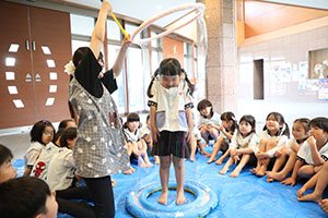 人が入れるシャボン玉に挑戦！　C・E