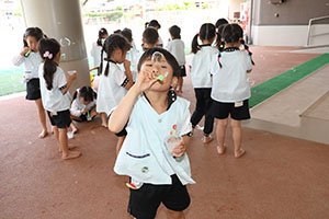 人が入れるシャボン玉に挑戦！　C・E