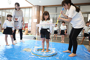 人が入れるシャボン玉に挑戦！　C・E