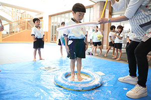 人が入れるシャボン玉に挑戦！　C・E