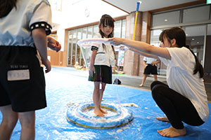 人が入れるシャボン玉に挑戦！　C・E