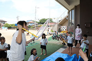 人が入れるシャボン玉に挑戦！　C・E