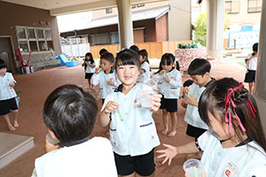 人が入れるシャボン玉に挑戦！　C・E