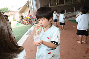 人が入れるシャボン玉に挑戦！　C・E