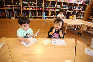 シール貼り　ーカタツムリー　　ひよこ
