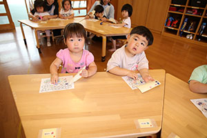 シール貼り　ーカタツムリー　　ひよこ