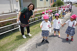 オタマジャクシを探しにでかけました　ばら・すみれ
