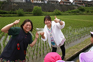 オタマジャクシを探しにでかけました　ばら・すみれ