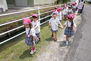 オタマジャクシを探しにでかけました　ばら・すみれ