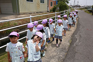 オタマジャクシを探しにでかけました　ばら・すみれ