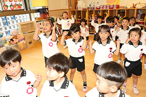 朝の会の様子　ー歌ー　ばら・すみれ