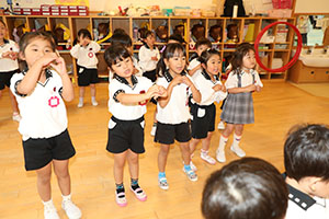 朝の会の様子　ー歌ー　ばら・すみれ