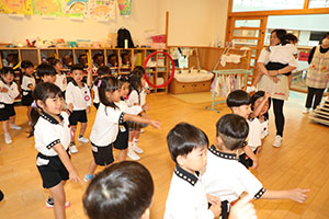 朝の会の様子　ー歌ー　ばら・すみれ