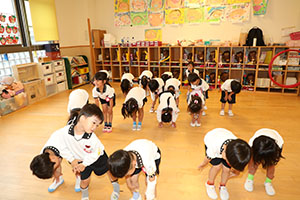 朝の会の様子　ー歌ー　ばら・すみれ