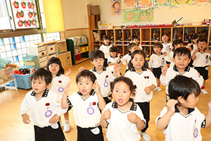 朝の会の様子　ー歌ー　ばら・すみれ