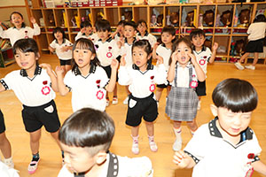 朝の会の様子　ー歌ー　ばら・すみれ
