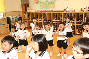 朝の会の様子　ー歌ー　ばら・すみれ