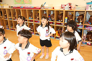朝の会の様子　ー歌ー　ばら・すみれ