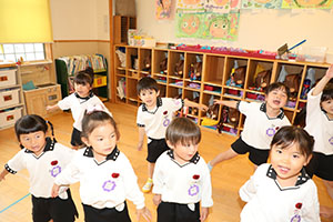 朝の会の様子　ー歌ー　ばら・すみれ