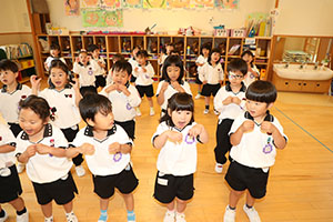 朝の会の様子　ー歌ー　ばら・すみれ