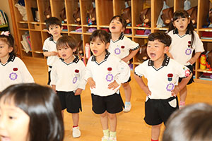 朝の会の様子　ー歌ー　ばら・すみれ