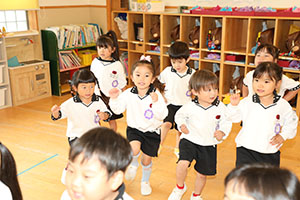 朝の会の様子　ー歌ー　ばら・すみれ