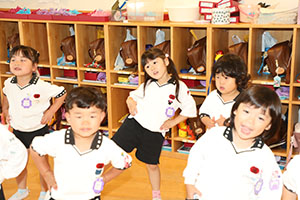 朝の会の様子　ー歌ー　ばら・すみれ