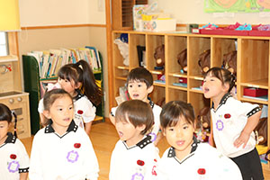 朝の会の様子　ー歌ー　ばら・すみれ