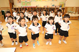 朝の会の様子　ー歌ー　ばら・すみれ
