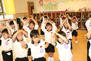 朝の会の様子　ー歌ー　ばら・すみれ