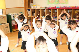 朝の会の様子　ー歌ー　ばら・すみれ